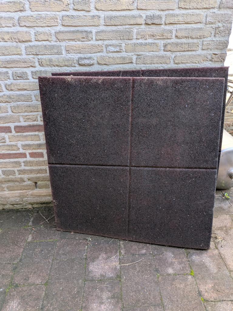 2 rubberen tegels 1.0 x 1.0 meter, Ophalen, Gebruikt