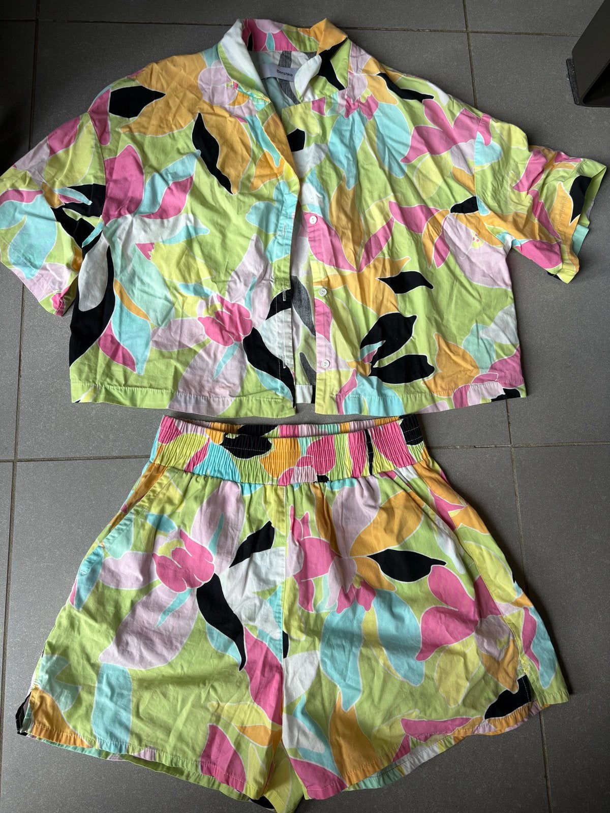 Zomerse bloemenprint set Bershka: blouse en short, Ophalen of Verzenden, Zo goed als nieuw, Meisje, Setje