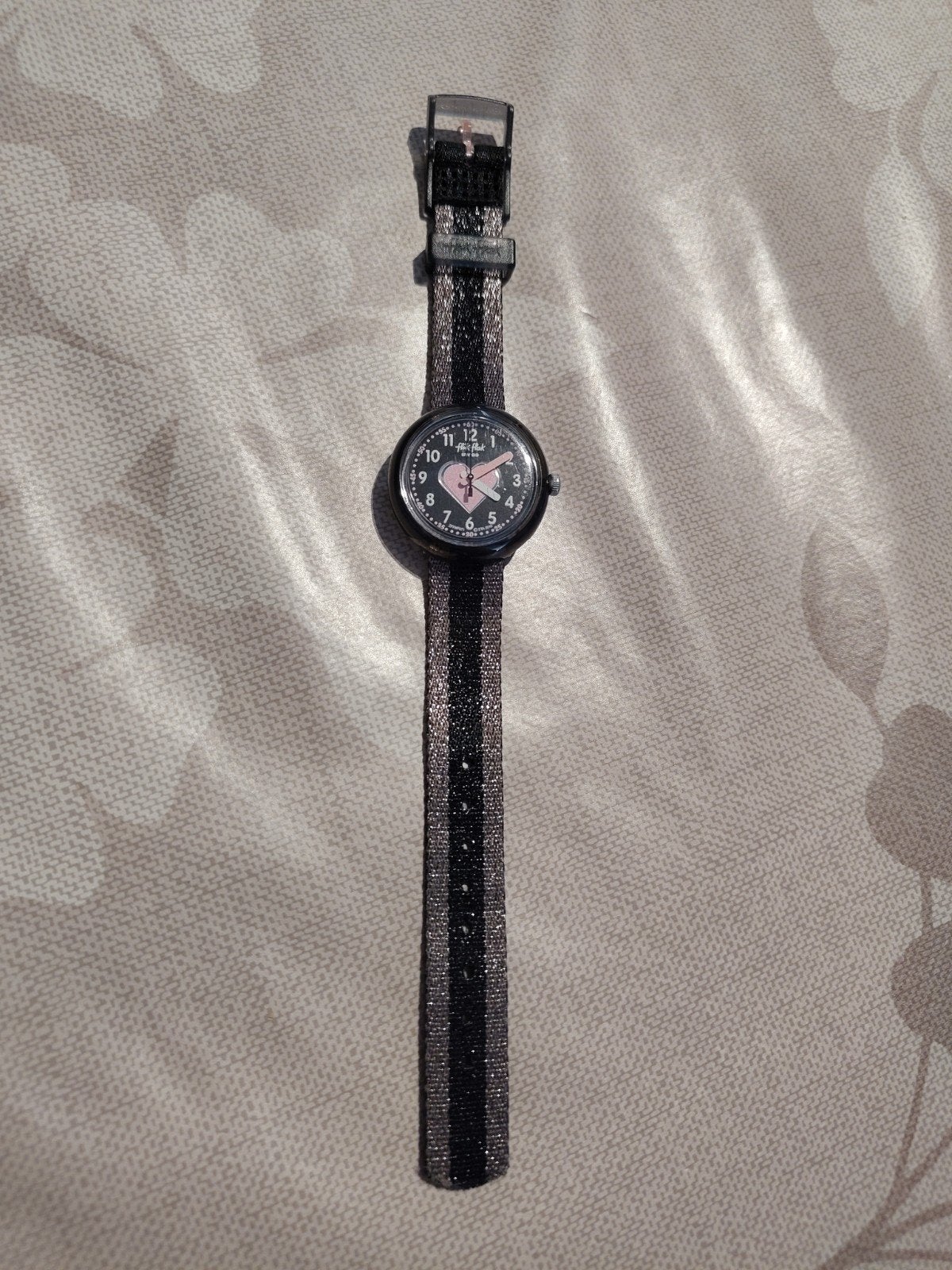 FlikFlak horloge (Swatch) zwart roze glitterbandje, Ophalen, Zo goed als nieuw, Meerkleurig, Meisje