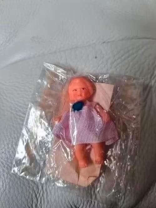 Ari popje 5 cm, Verzamelen, Poppenhuizen en Toebehoren, Ophalen of Verzenden