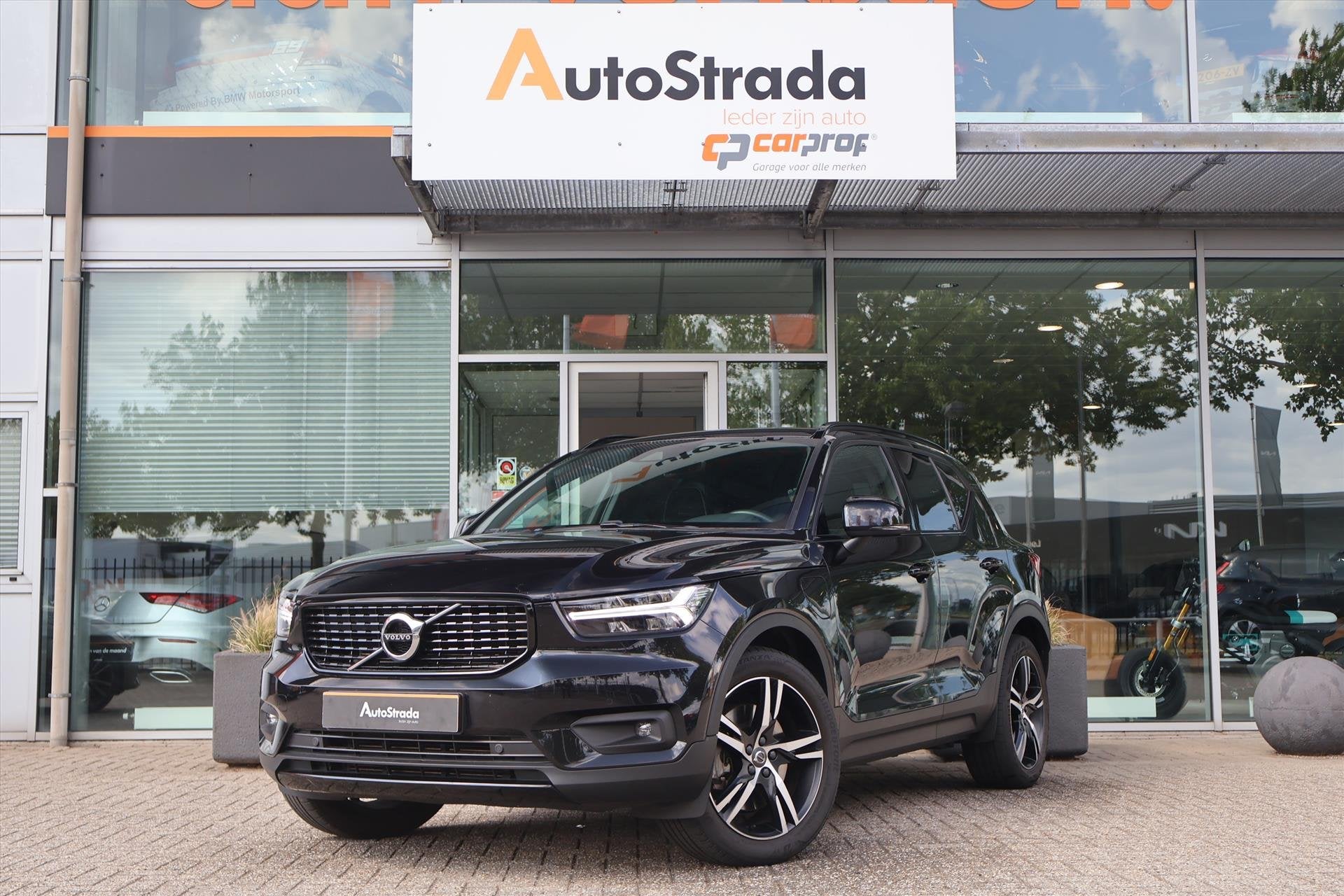 Volvo Xc40 T5 Twin Engine R-DESIGN 262pk I Navi I Camera I C, Auto's, Met garantie (alle), 179 pk, Zwart, Bedrijf