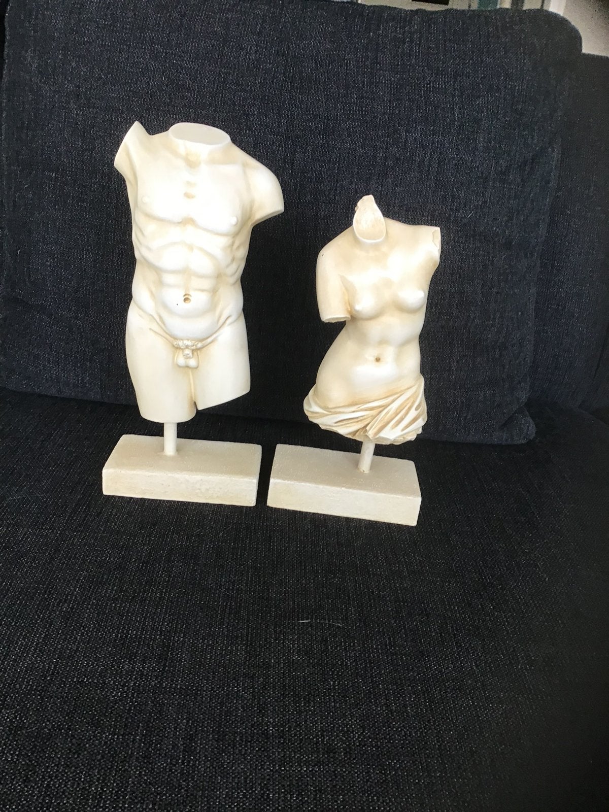2creme kleurige beelden., Ophalen