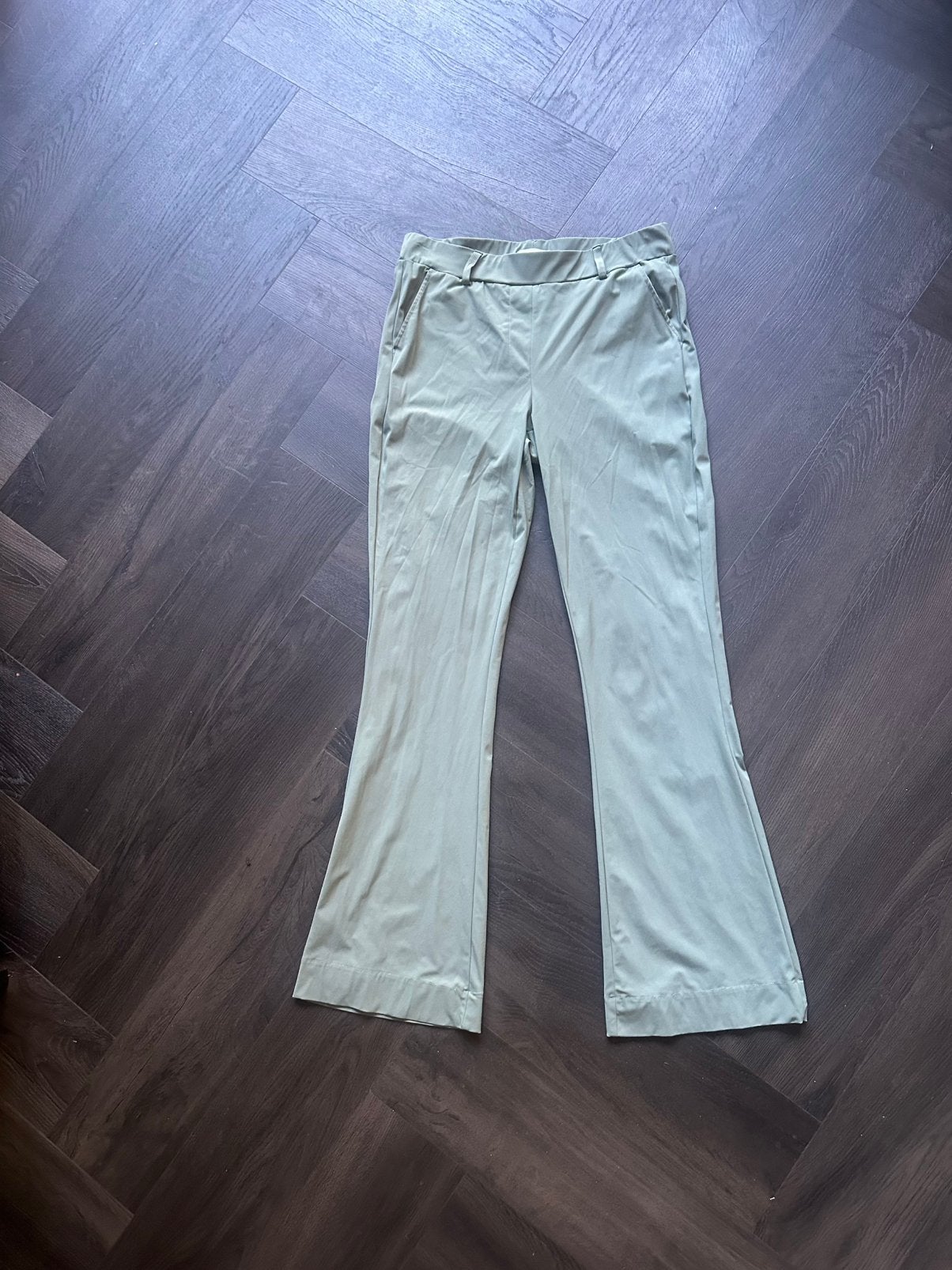 Flared broek travelstof L (linde) groen, Maat 42/44 (L), Ophalen of Verzenden, Zo goed als nieuw, Lang