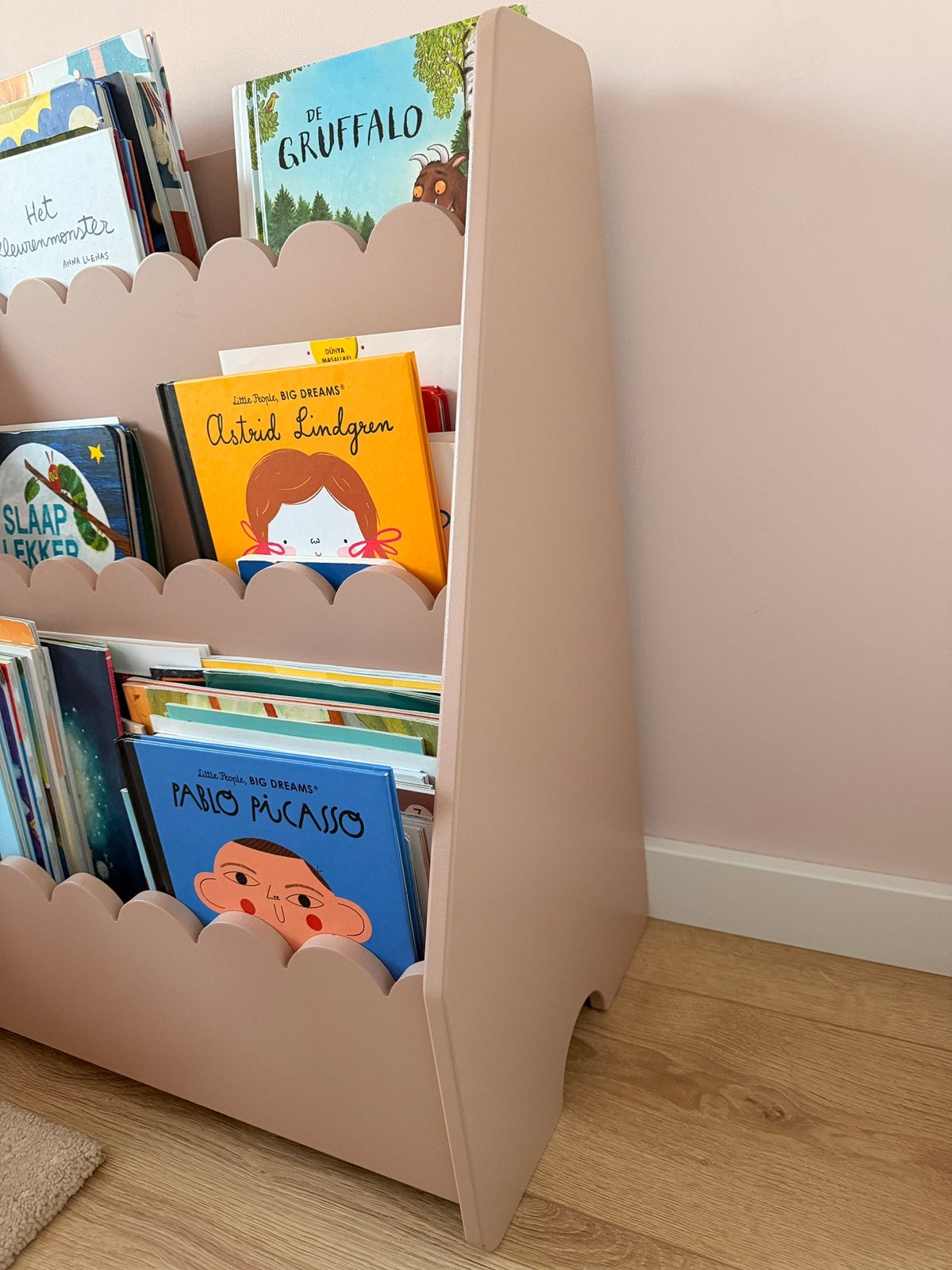 Boekenkast Smerlato roze kwantum, Ophalen, Zo goed als nieuw, 25 tot 50 cm, 50 tot 100 cm