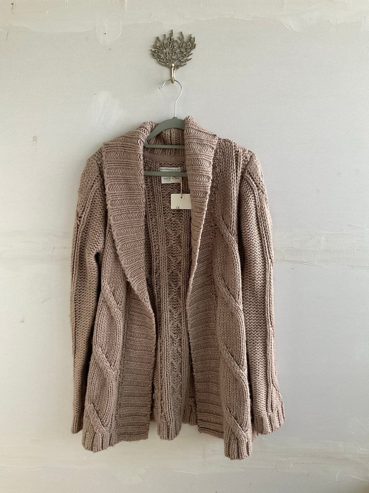 Daz gebreid vest met kabelpatroon - Nieuw met kaartje - L, Kleding | Dames, Ophalen of Verzenden, Nieuw, Maat 38/40 (M), Beige