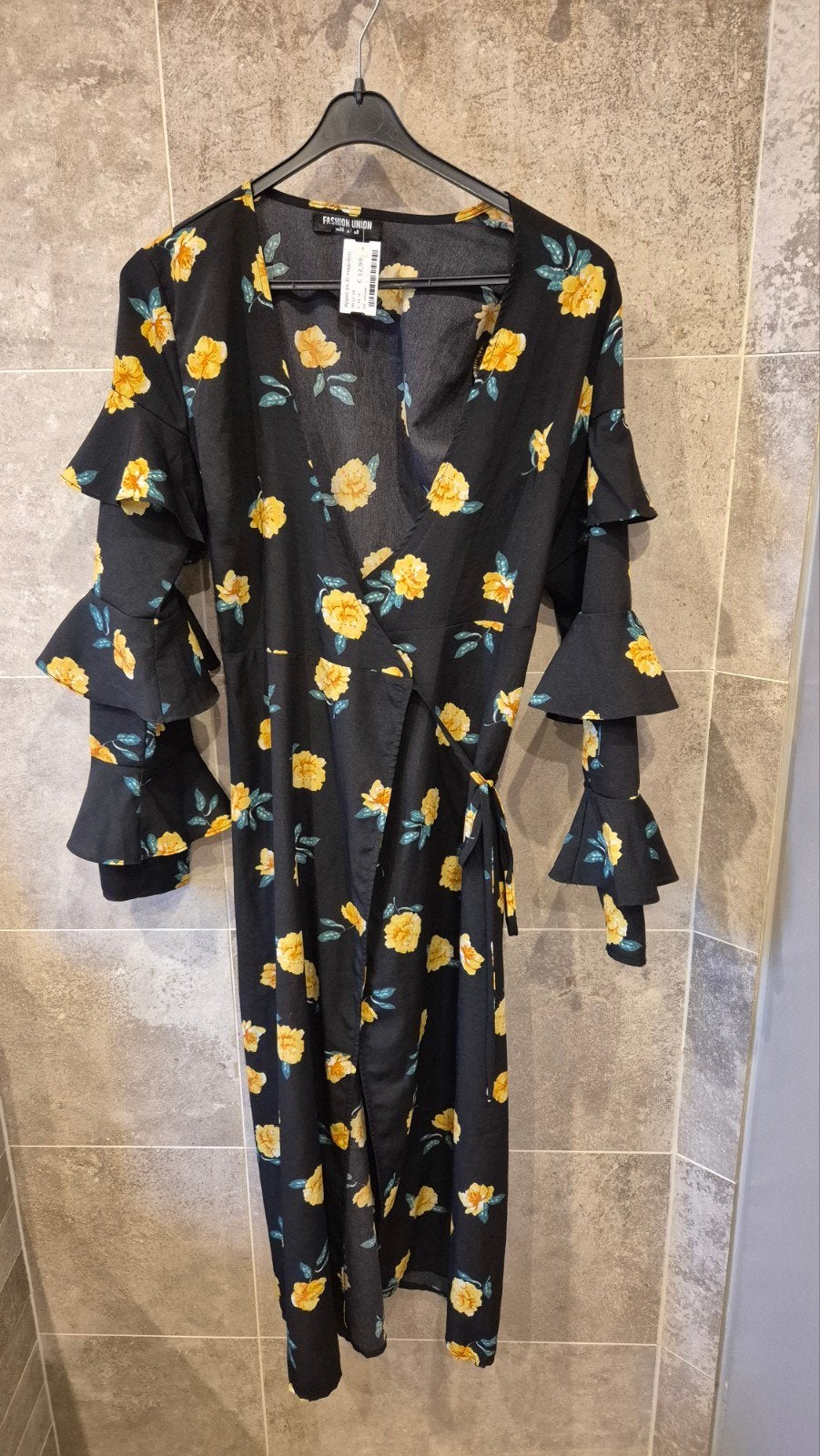 Zwarte Fashion Union jurk met gele bloemen en ruches, Zwart, Nieuw, Ophalen of Verzenden, Fashion Union
