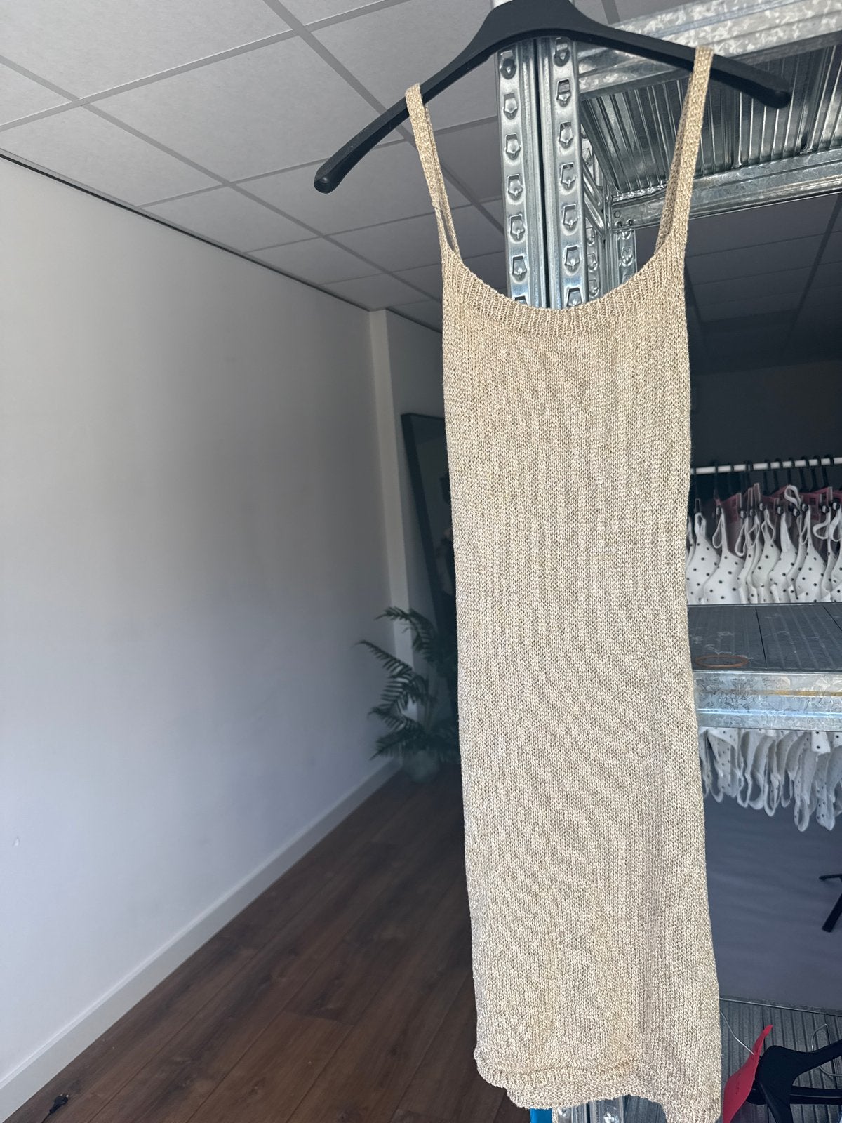 Gouden gebreide jurk met open rug en veters xs/s, Kleding | Dames, Jurken, Ophalen of Verzenden, Zo goed als nieuw, Maat 36 (S)