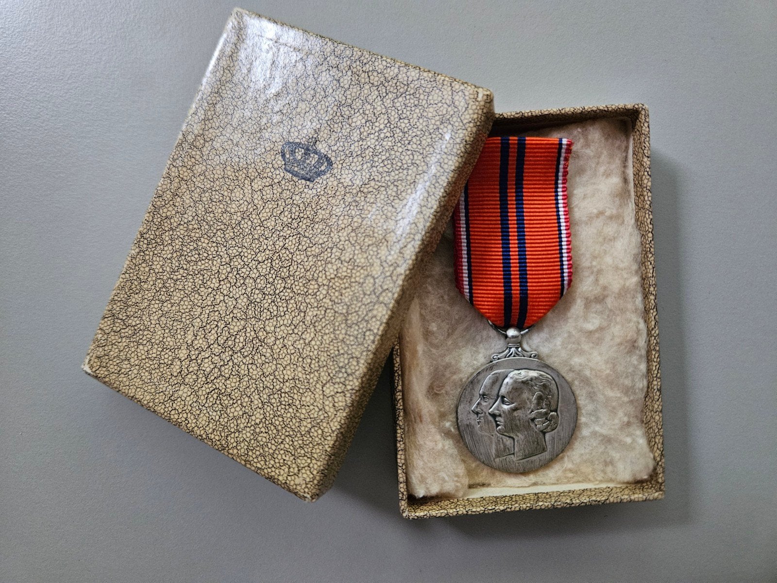 inhuldigingsmedaille 1948 onderscheiding Juliana in doosje, Ophalen of Verzenden, Landmacht, Nederland