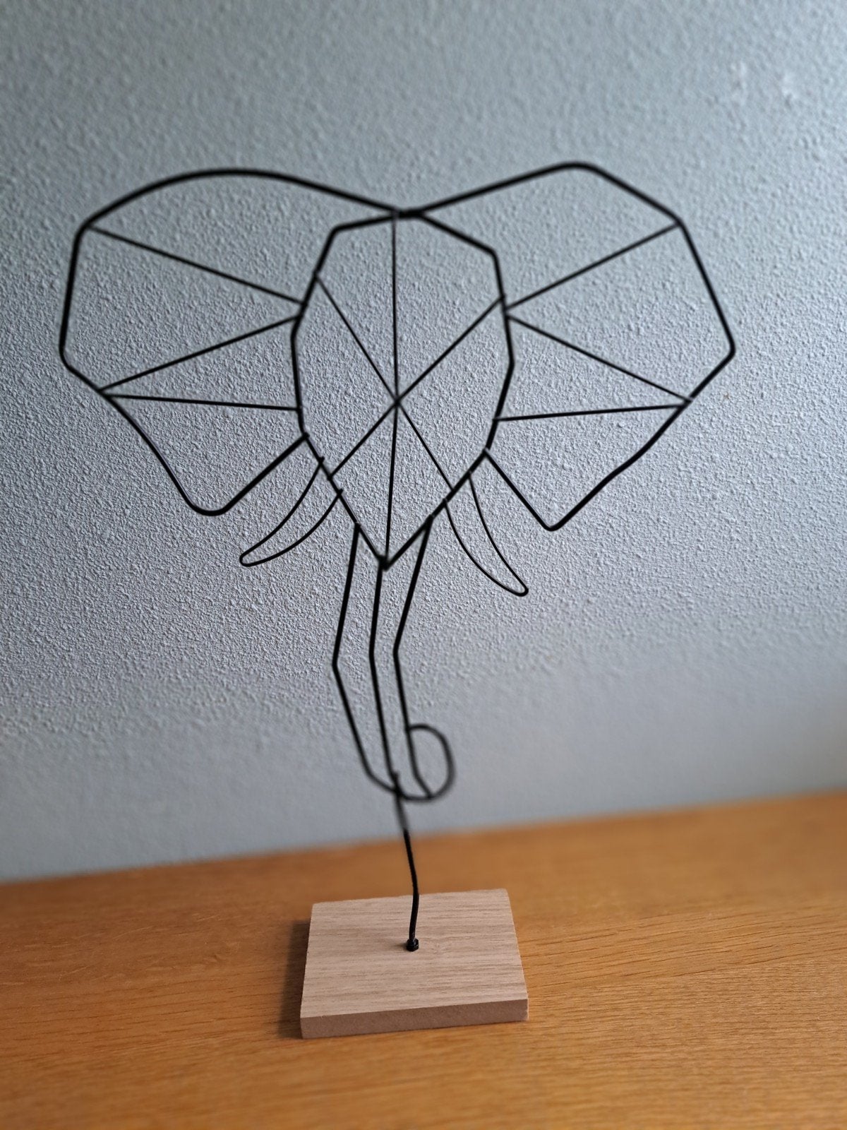 Metalen olifant decoratie op houten voet - Modern design, Huis en Inrichting, Zwart, Ophalen of Verzenden, Zo goed als nieuw, Metaal
