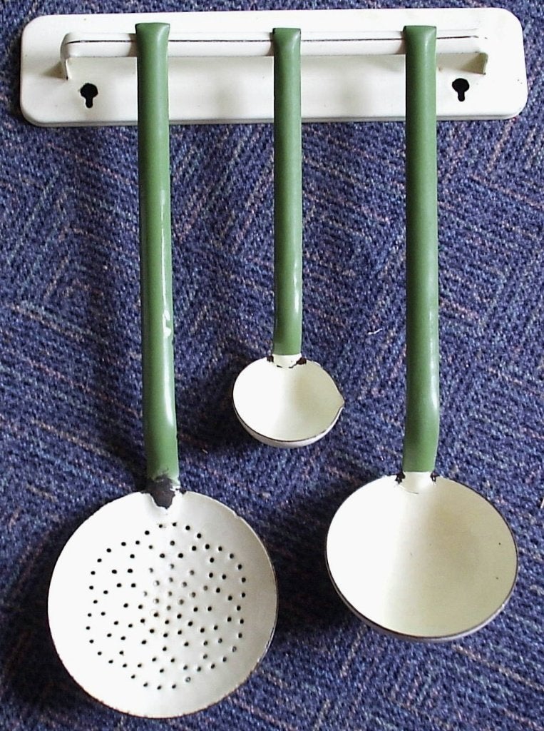 Emaille rekje met 3 ophanglepels groen/cremegeel, Antiek en Kunst, Verzenden