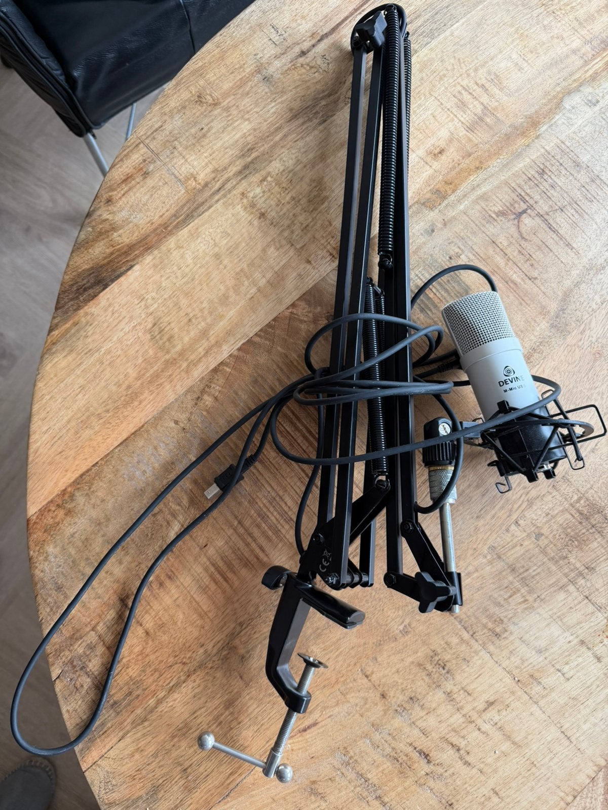 Devine M-Mic USB microfoon wit met bureau arm, Muziek en Instrumenten, Microfoons, Ophalen, Gebruikt, Studiomicrofoon