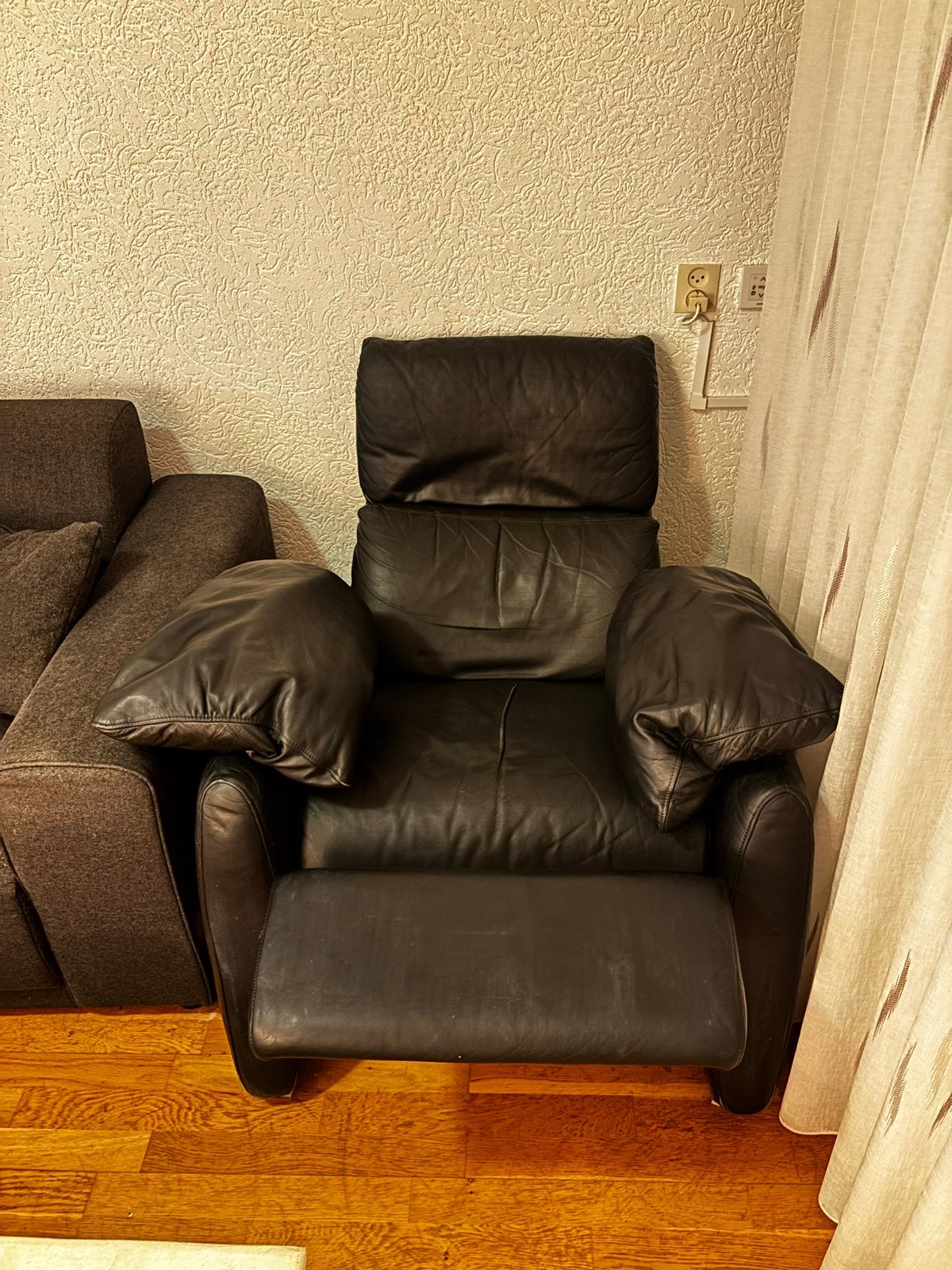 Foto 3 van Zwarte leren relaxfauteuil met uitschuifbare voetensteun