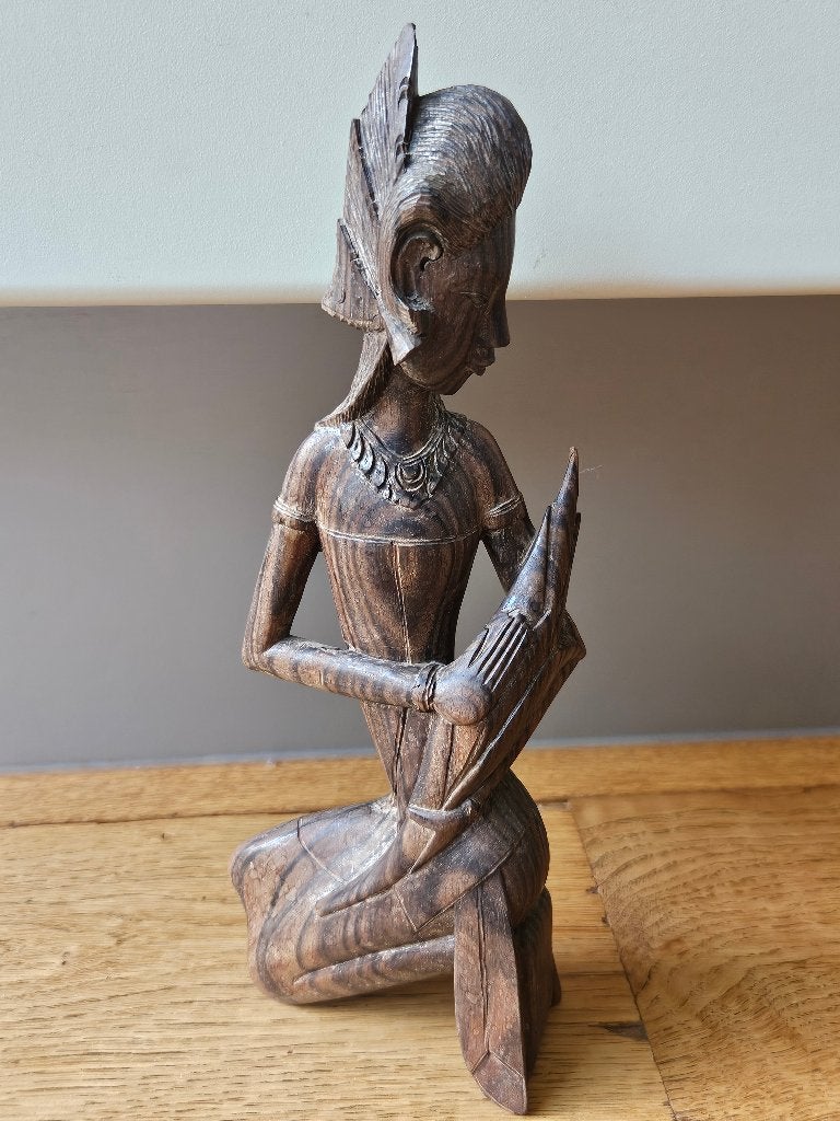 Houtsnijwerk Indonesie knielende vrouw uit Bali, Antiek en Kunst, Houtsnijwerk, Ophalen of Verzenden, 20 - 50 cm, Hout