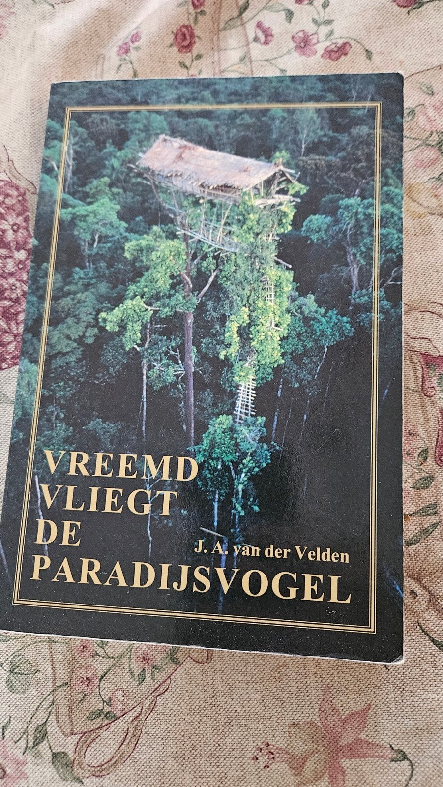 Vreemd Vliegt de Paradijsvogel - J.A. van der Velden, Boeken, Ophalen of Verzenden, Gelezen
