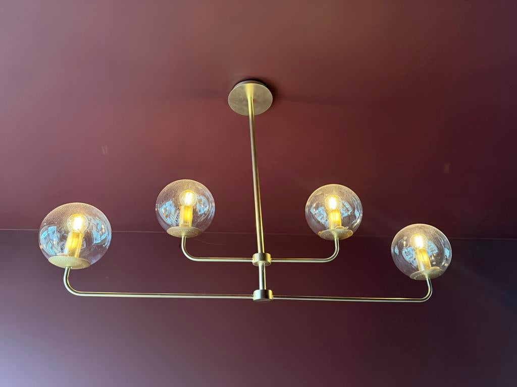 Moderne gouden hanglamp met 4 glazen bollen, Ophalen of Verzenden, Zo goed als nieuw, Glas, 50 tot 75 cm