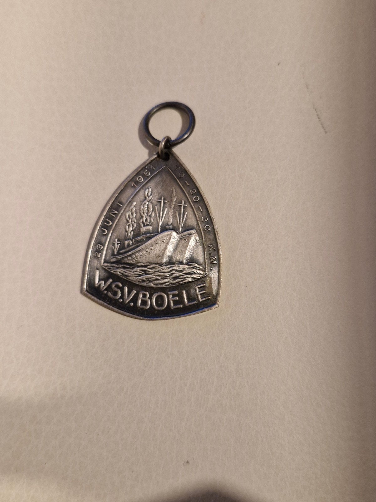 001 Zilverkleurig Medaille WSV Boele 1951 - 10-20-30 KM, Ophalen of Verzenden, Overige materialen