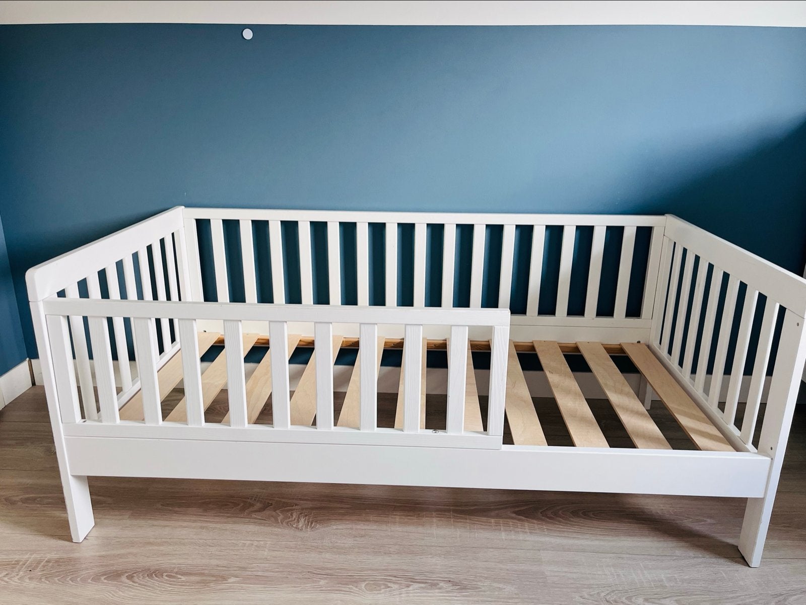 Peuterbed Plume Petit Amelie met matras en dekbed, Kinderen en Baby's, Ophalen, Gebruikt, Lattenbodem, Minder dan 140 cm