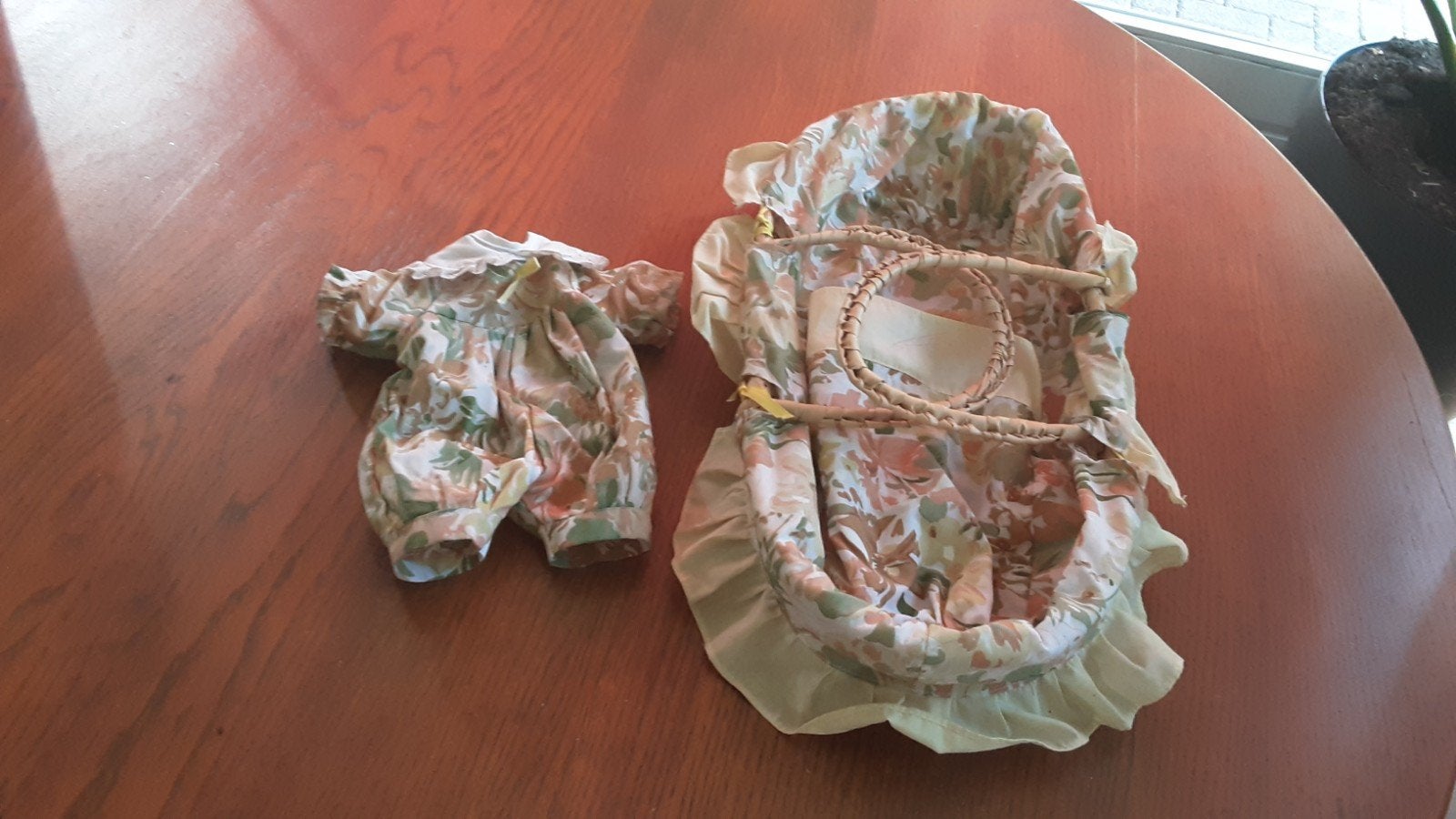 Poppenmandje met dekentje en poppenkleertjes, Ophalen of Verzenden, Gebruikt, Overige typen