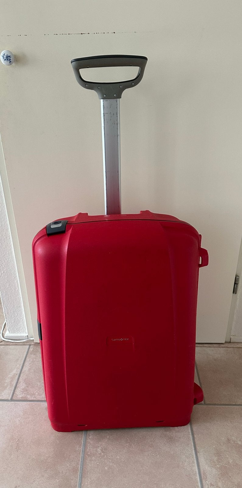 Samsonite reiskoffer rood met uitschuifbare handgreep, Ophalen, 20 tot 30 cm, Zo goed als nieuw, 55 tot 75 cm