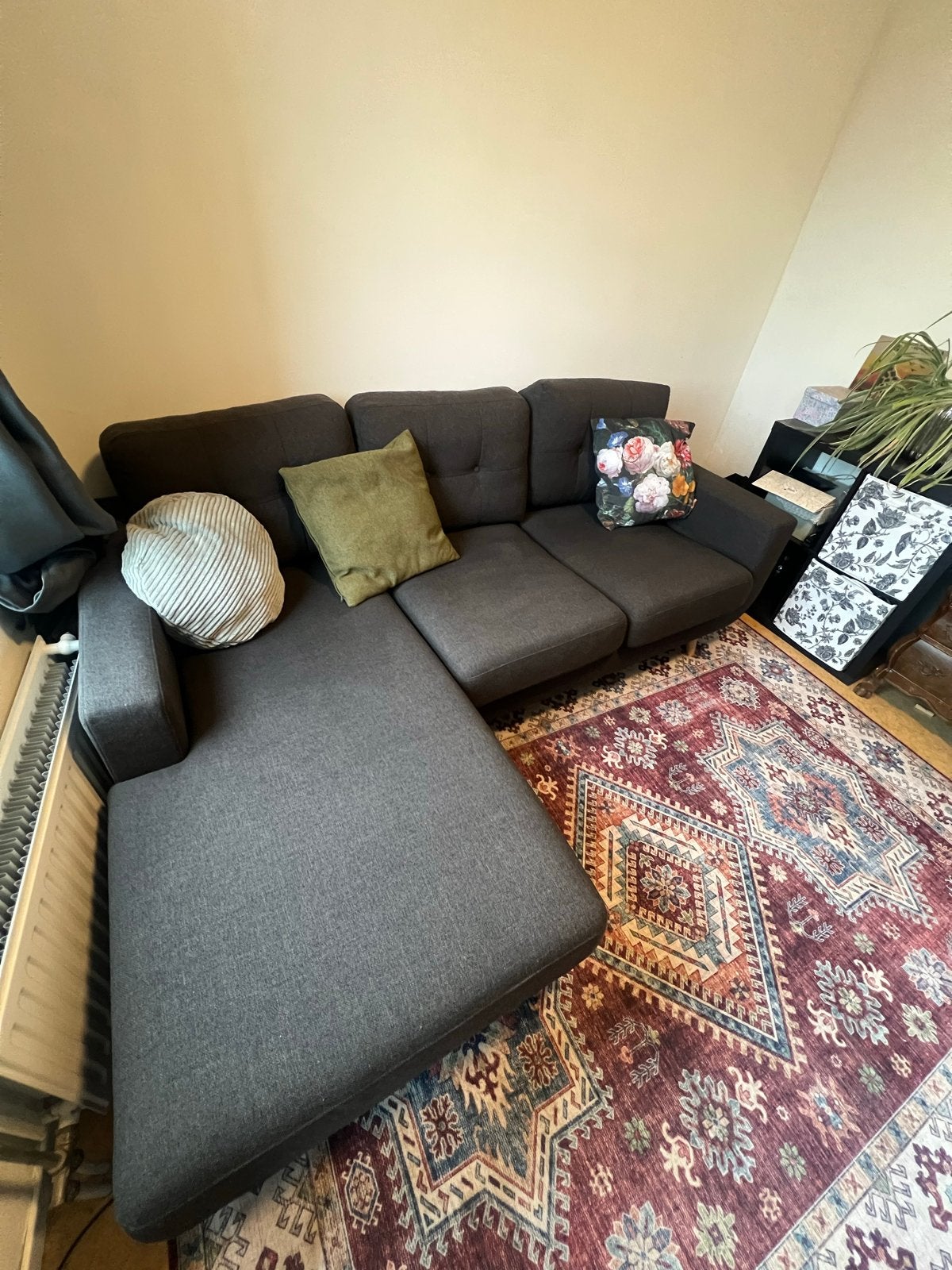 Compacte donkergrijze hoekbank met chaise longue, Huis en Inrichting, Banken | Bankstellen, Ophalen, Gebruikt, Hoekbank, Driepersoons