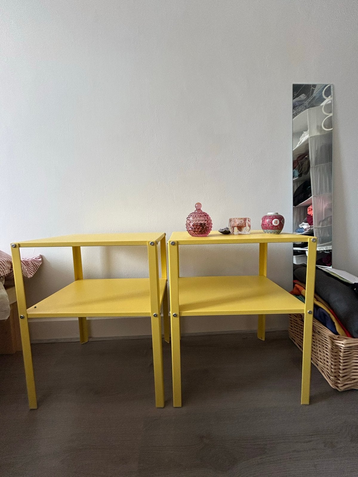 2x IKEA KNARREVIK bijzettafel, geel, Huis en Inrichting, Tafels | Bijzettafels, Ophalen, Minder dan 45 cm, Minder dan 55 cm, Metaal of Aluminium