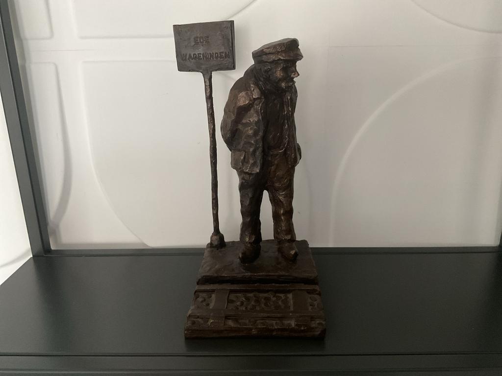 Beeldje  'Man met bord Ede Wageningen', Antiek en Kunst, Curiosa en Brocante, Ophalen of Verzenden