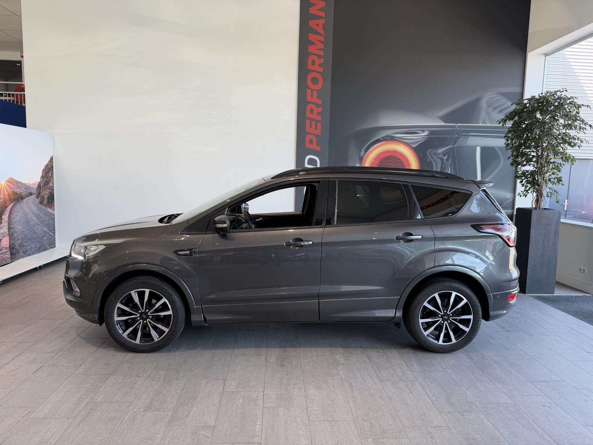 Ford Kuga 1.5 ST Line | 150 PK | CRUISE CONTROL | NAVIGATIE, 12 maanden, Euro 6, 4 cilinders, Leder en Stof