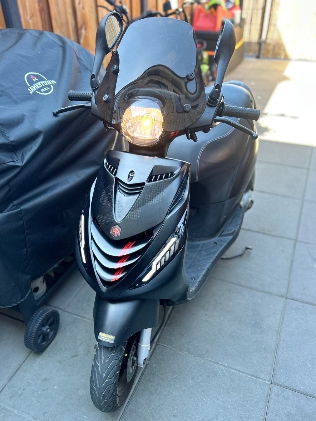 Piaggio Zip 4-takt Mat Zwart, Fietsen en Brommers, Scooters | Piaggio, Gebruikt, Zip, Benzine, Maximaal 25 km/u