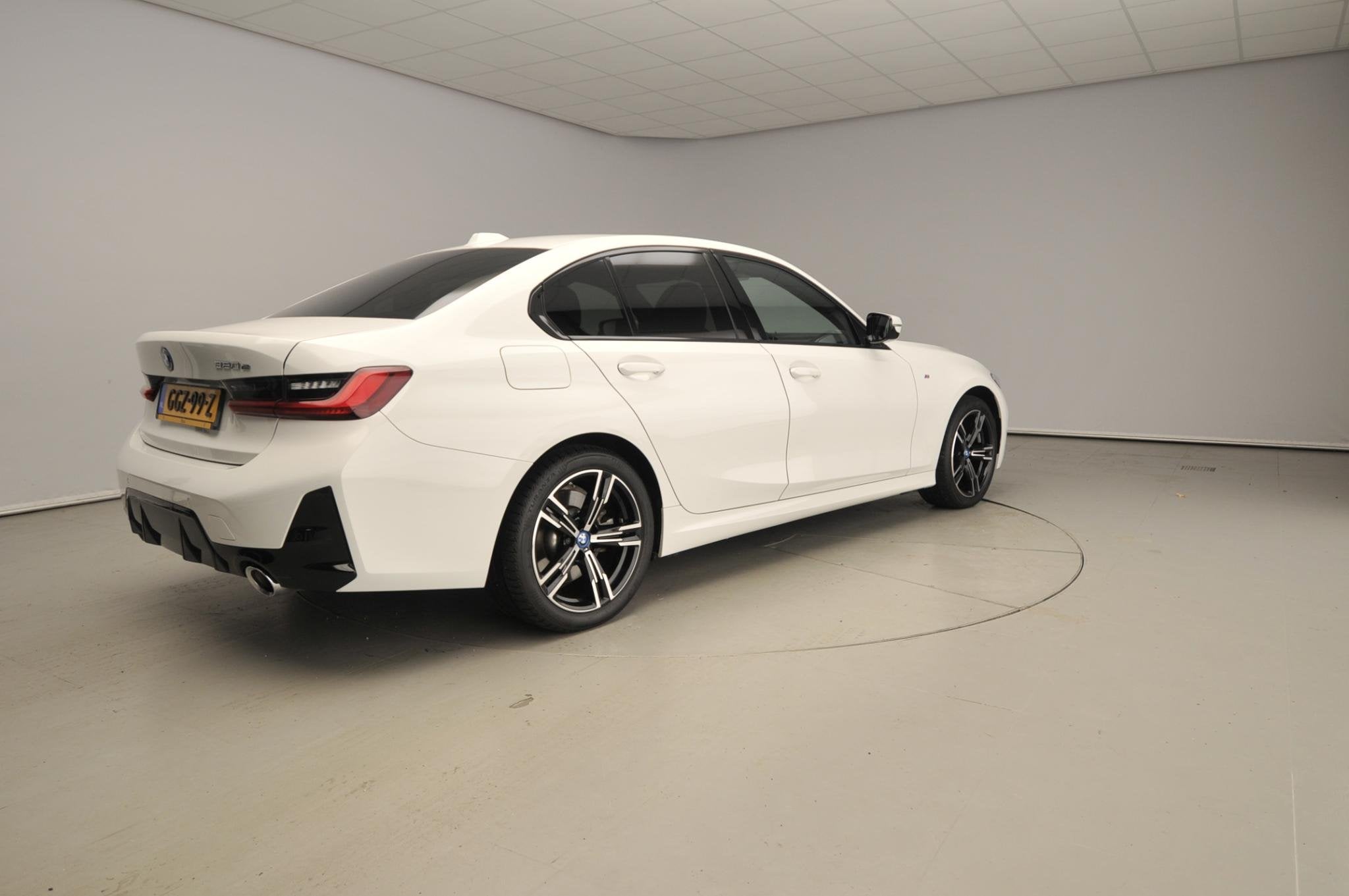 BMW 3 Serie Sedan 320e | M-Sportpakket | LED | Navigatie | S, Gebruikt, 4 cilinders, Met garantie (alle), Verwarmde buitenspiegels