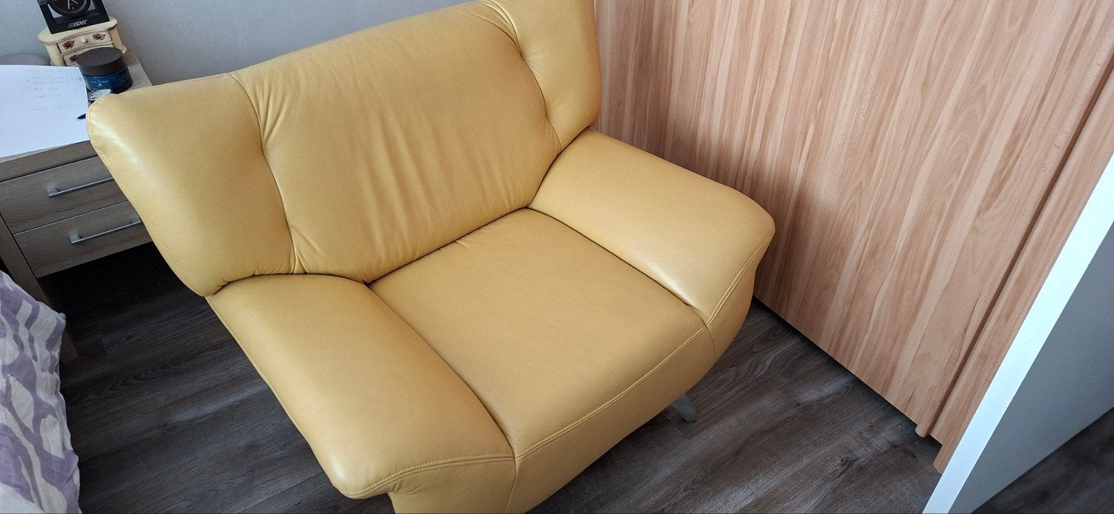 Comfortabele gele leren fauteuil van Morres meubelen., Huis en Inrichting, Ophalen of Verzenden, Zo goed als nieuw, 100 tot 125 cm