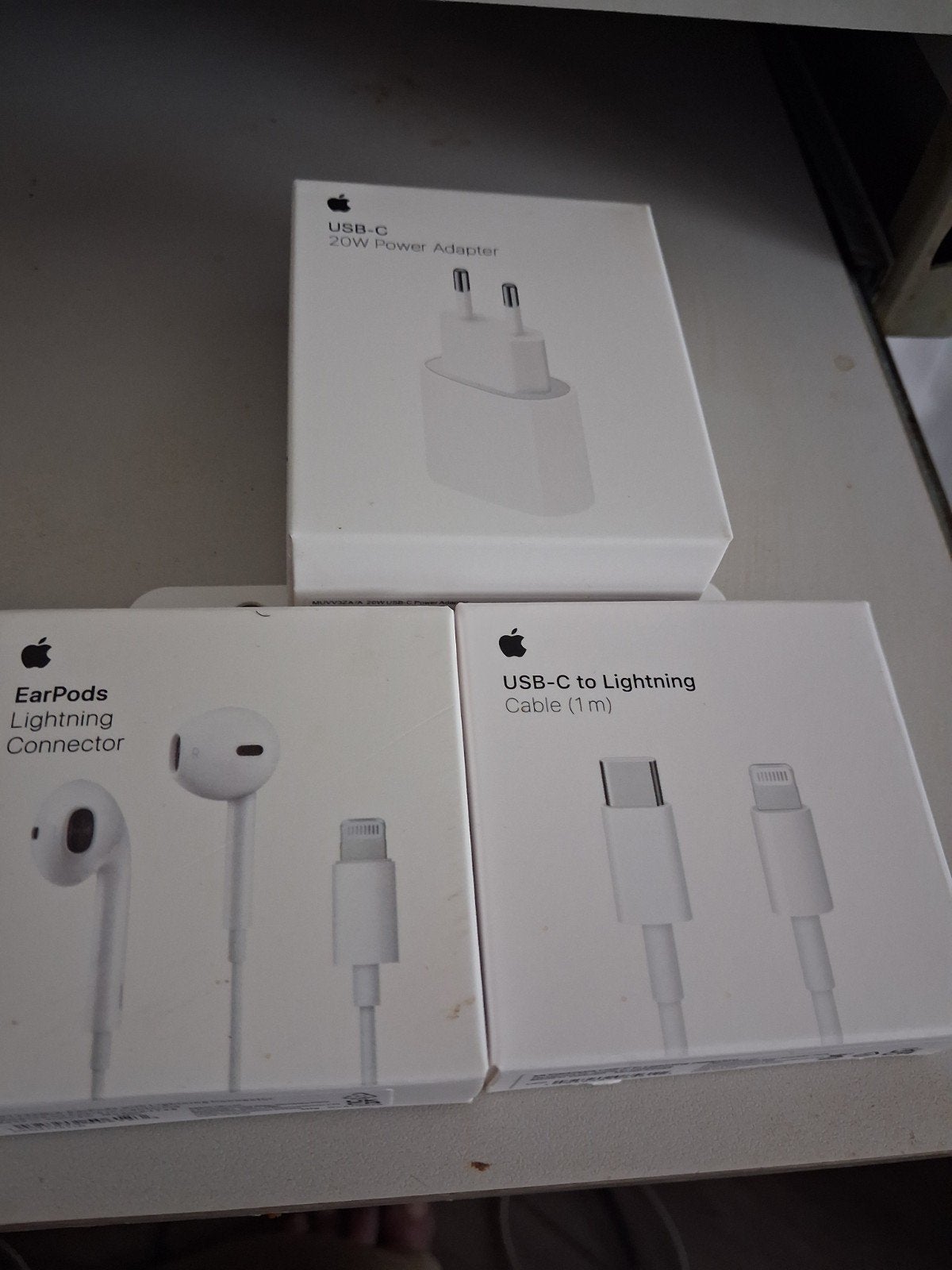 Apple USB-C Oplader, EarPods en USB-C naar Lightning Kabel, Universeel, One Apple Park Way, Cupertino, CA 95014, USA, Apple Inc.