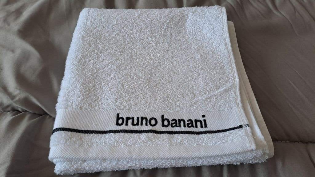 Witte handdoek van Bruno Banani, Huis en Inrichting, Wit, Handdoek, Onbekend, Ophalen of Verzenden