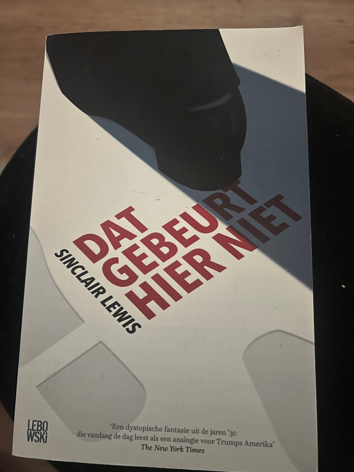 Dat Gebeurt Hier Niet - Sinclair Lewis (Lebowski), Boeken, Ophalen of Verzenden, Zo goed als nieuw, Amerika