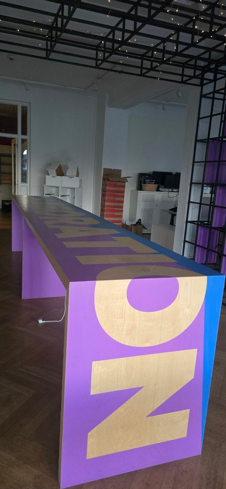 Grote Tafel met Stroompunten (5m, deelbaar), Ophalen, Gebruikt