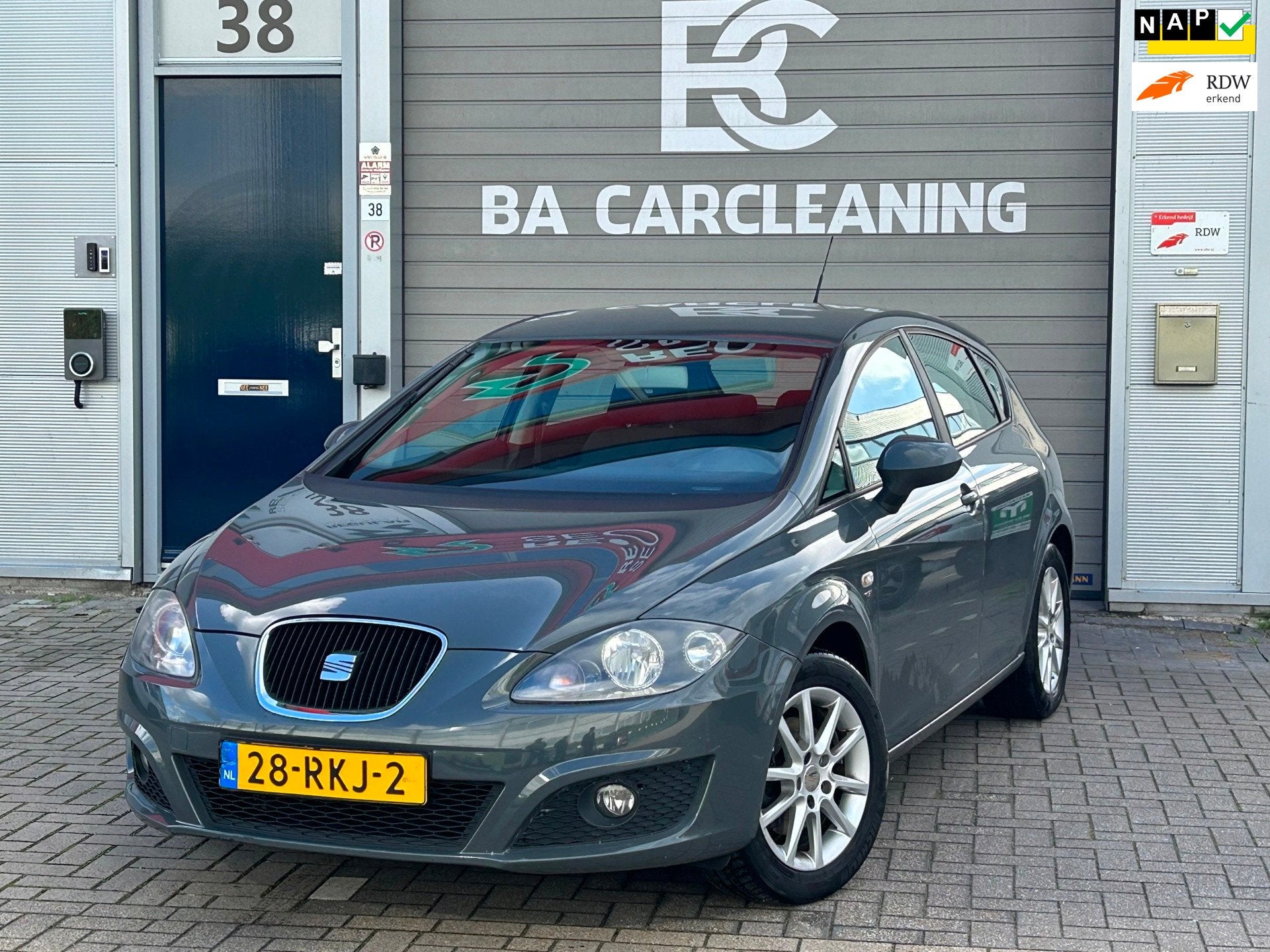 Seat Leon 1.8 TFSI Style | Automaat | Scherm | Cruise, Euro 5, Gebruikt, 680 kg, 4 cilinders