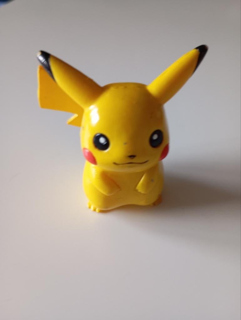 Dit is een set met een Pikachu figuur, Charizard kaart NU12€, Verzamelen, Poppetjes en Figuurtjes, Ophalen of Verzenden, Nieuw