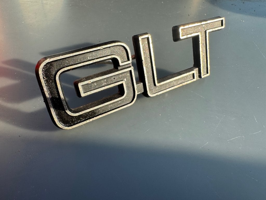 1 GLT embleem voor op de grille, Ophalen of Verzenden, Gebruikt, Volvo