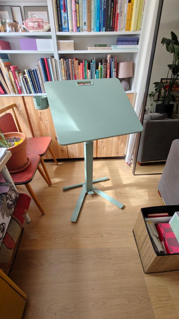 Ikea Mintgroen Verstelbaar Bureau/Werkstation met Wielen, Ophalen, Minder dan 55 cm, Modern, Functioneel, Zo goed als nieuw