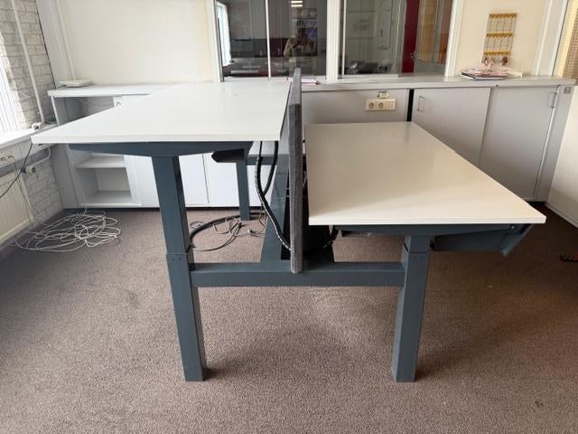 Elektrische zit-sta duo-bureau met kabelgoot, verdeler, 2st, Huis en Inrichting, Bureaus, Gebruikt, 180 cm, Spaanplaat of MDF