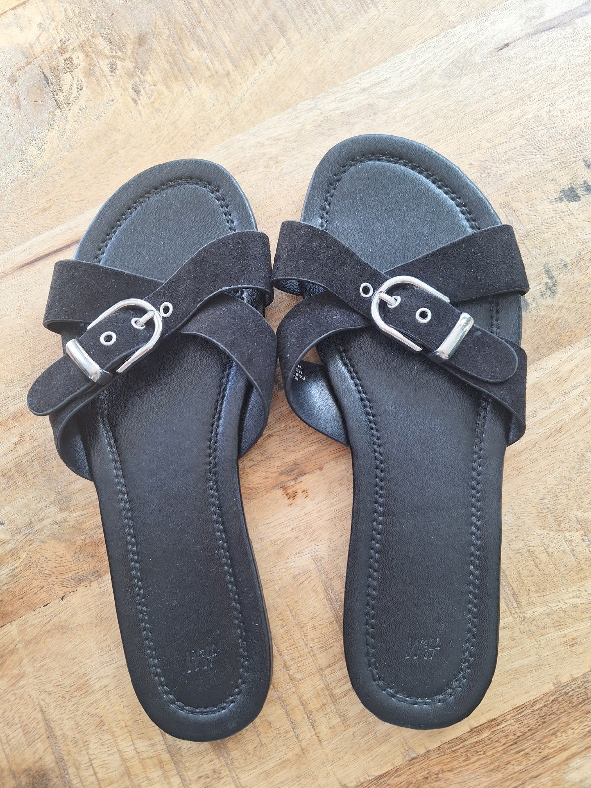 H&M Zwarte Slippers met Gesp - Maat 40, Slippers, H&M, Zwart, Ophalen of Verzenden