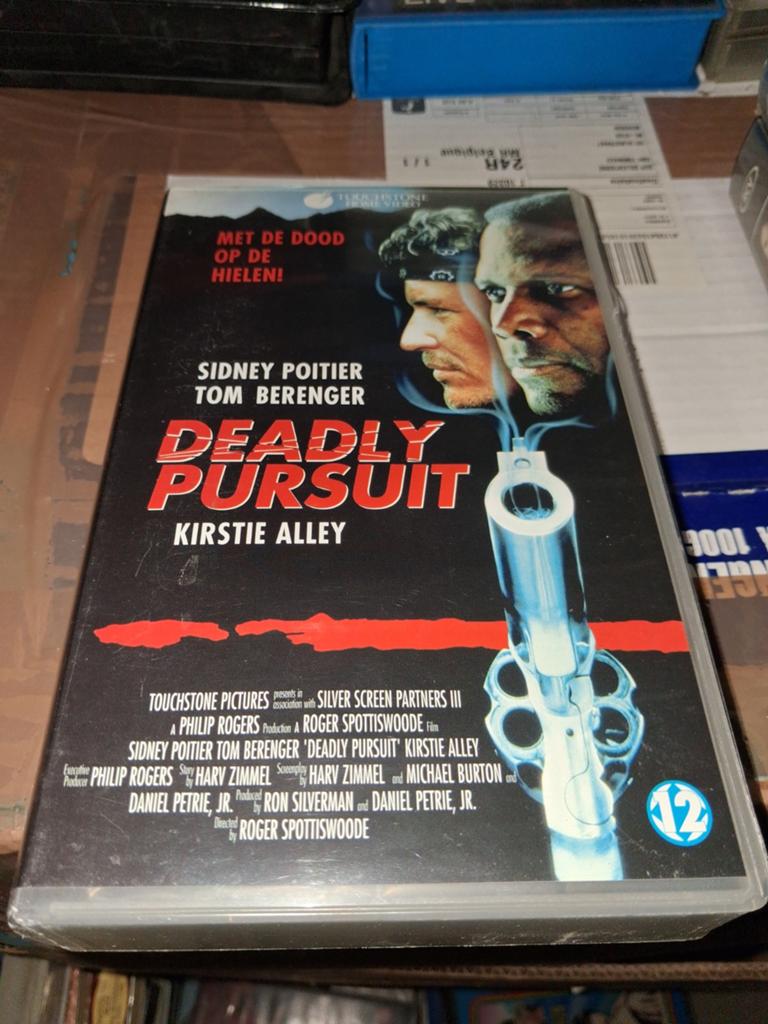 Vhs - Deadly Pursuit  (tape nog in plastic), Alle leeftijden, Ophalen of Verzenden, Zo goed als nieuw