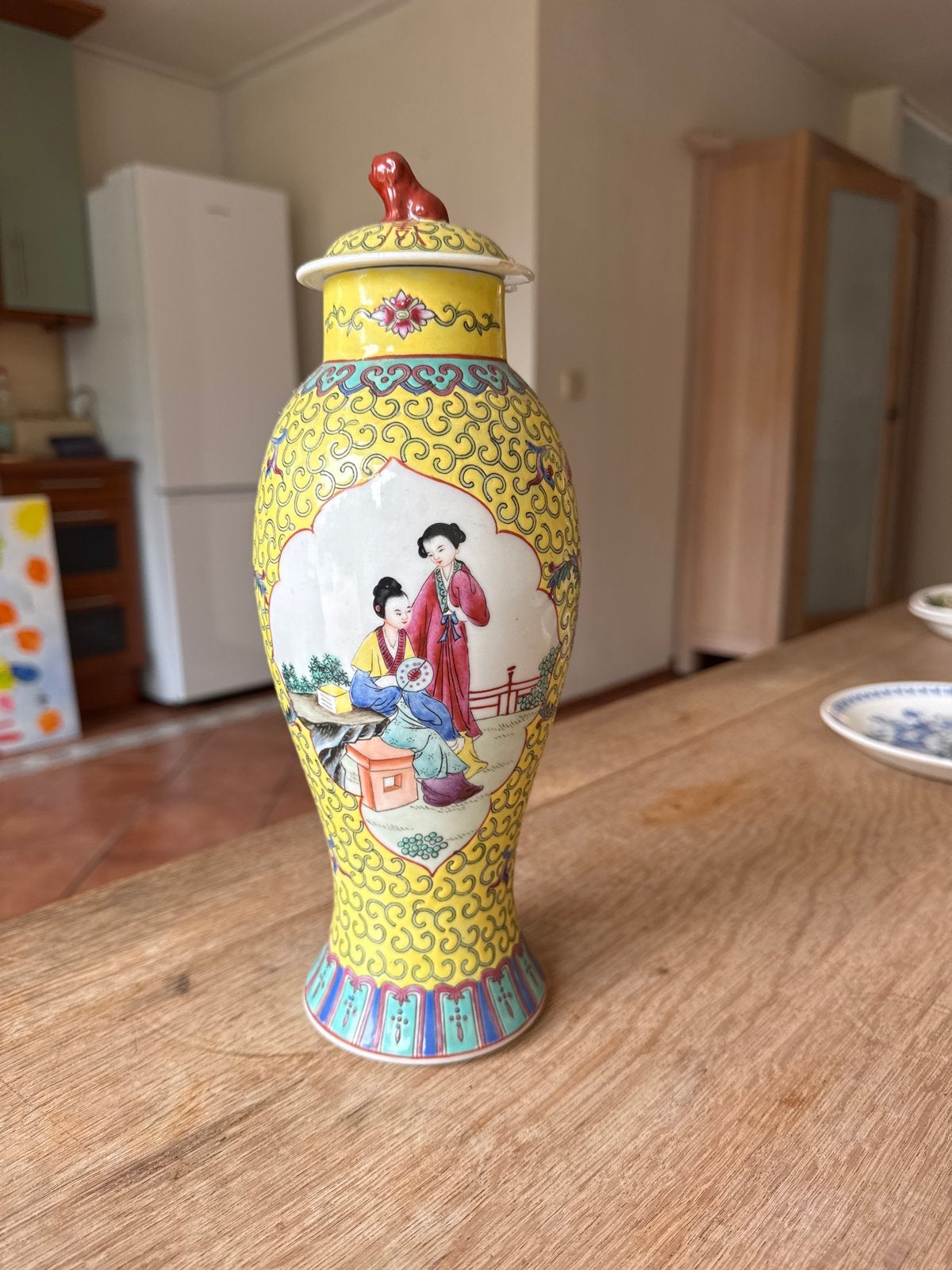 Antieke Chinese vaas met deksel - Geel met figuren, Ophalen