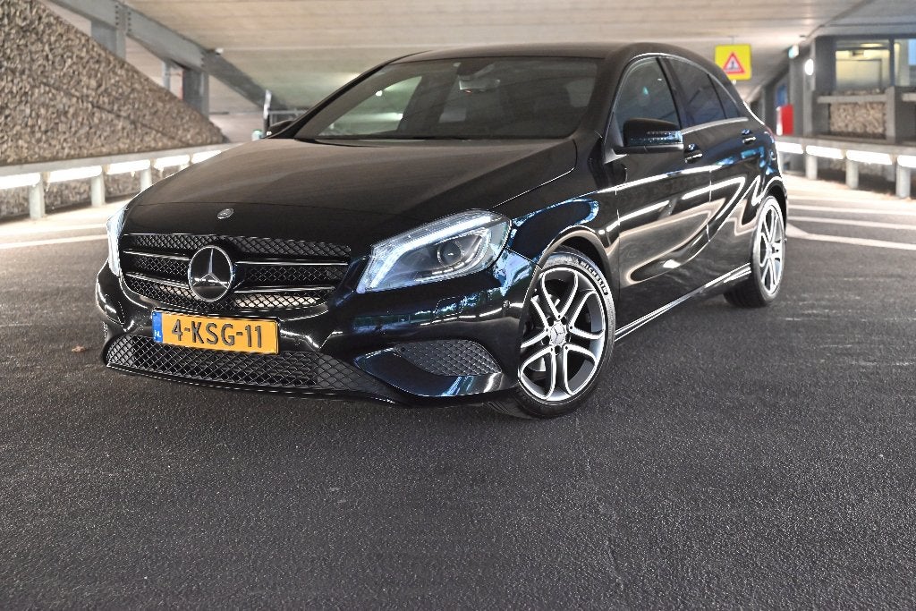 Mercedes-Benz A-Klasse A180 1.6 Blue Efficiency 2013 Zwart, Auto's, Mercedes-Benz, Voorwielaandrijving, 4 cilinders, Leder en Stof
