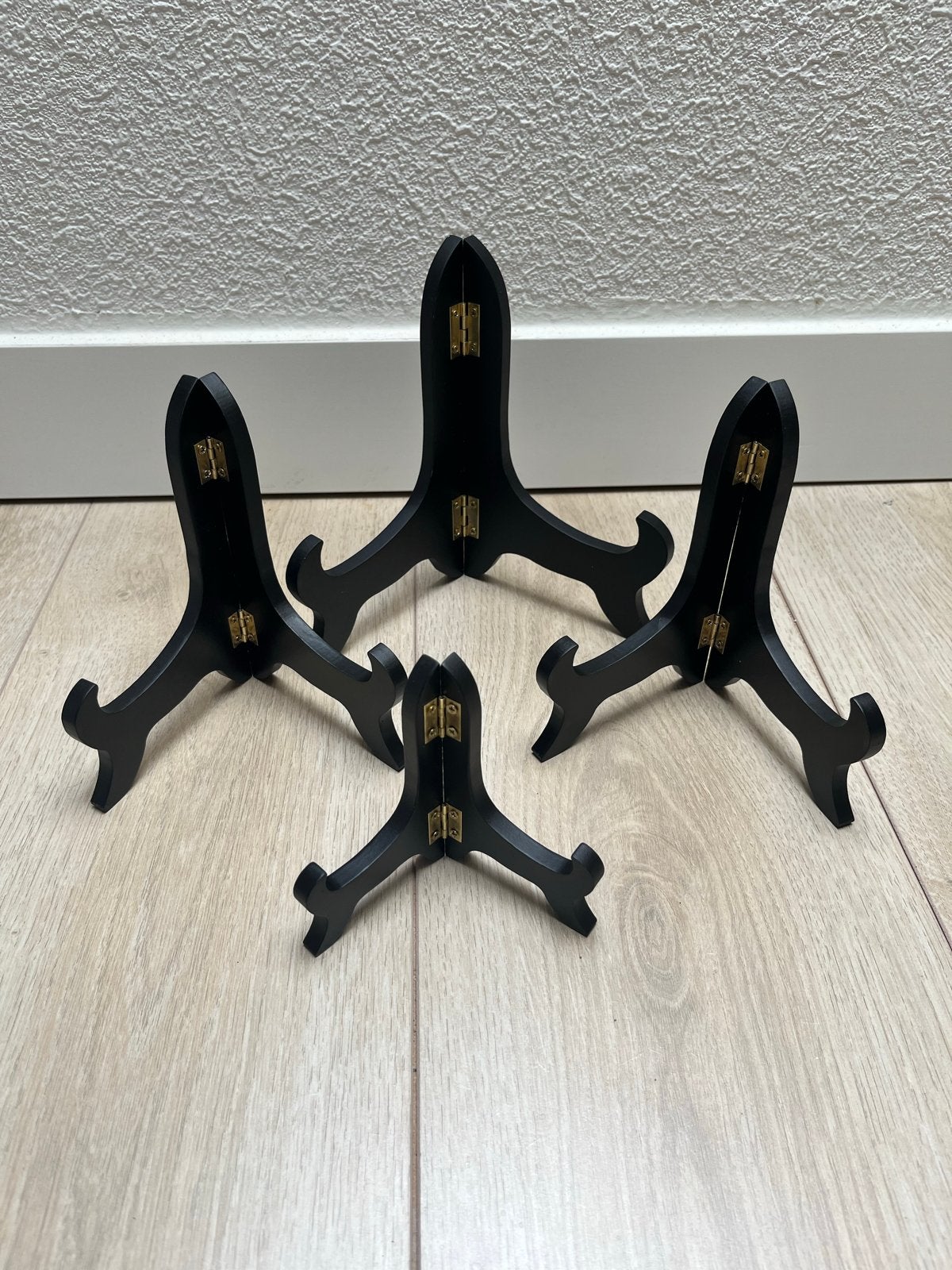 4 Nieuwe Zwarte Houten Bordenstandaarden (Diverse Maten), Ophalen of Verzenden, Nieuw, Zwart, Hout