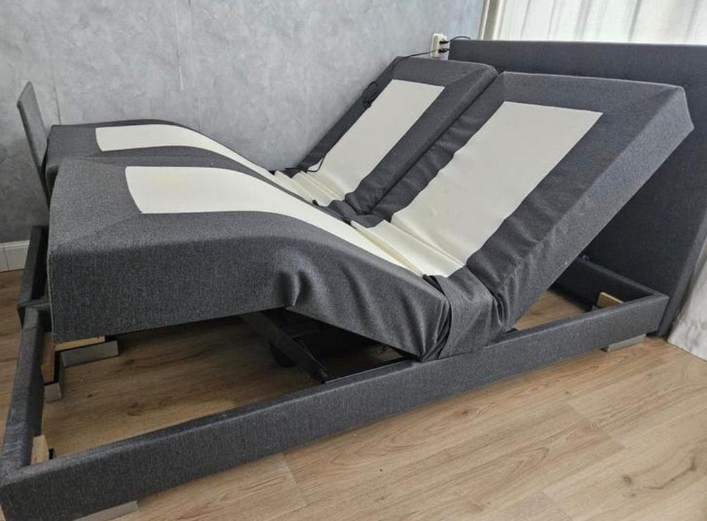 Elektrisch verstelbaar bed 140x200 – nette staat, Ophalen, Tweepersoons, 140 cm, Zo goed als nieuw