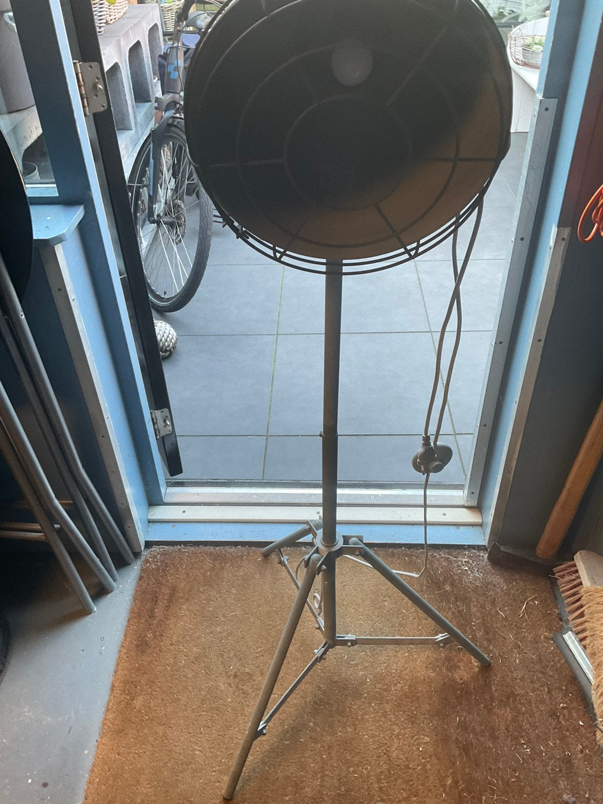 2 betonlook lampen 1 grote staande en 1 tafel / kastlamp, Ophalen, Gebruikt, 100 tot 150 cm