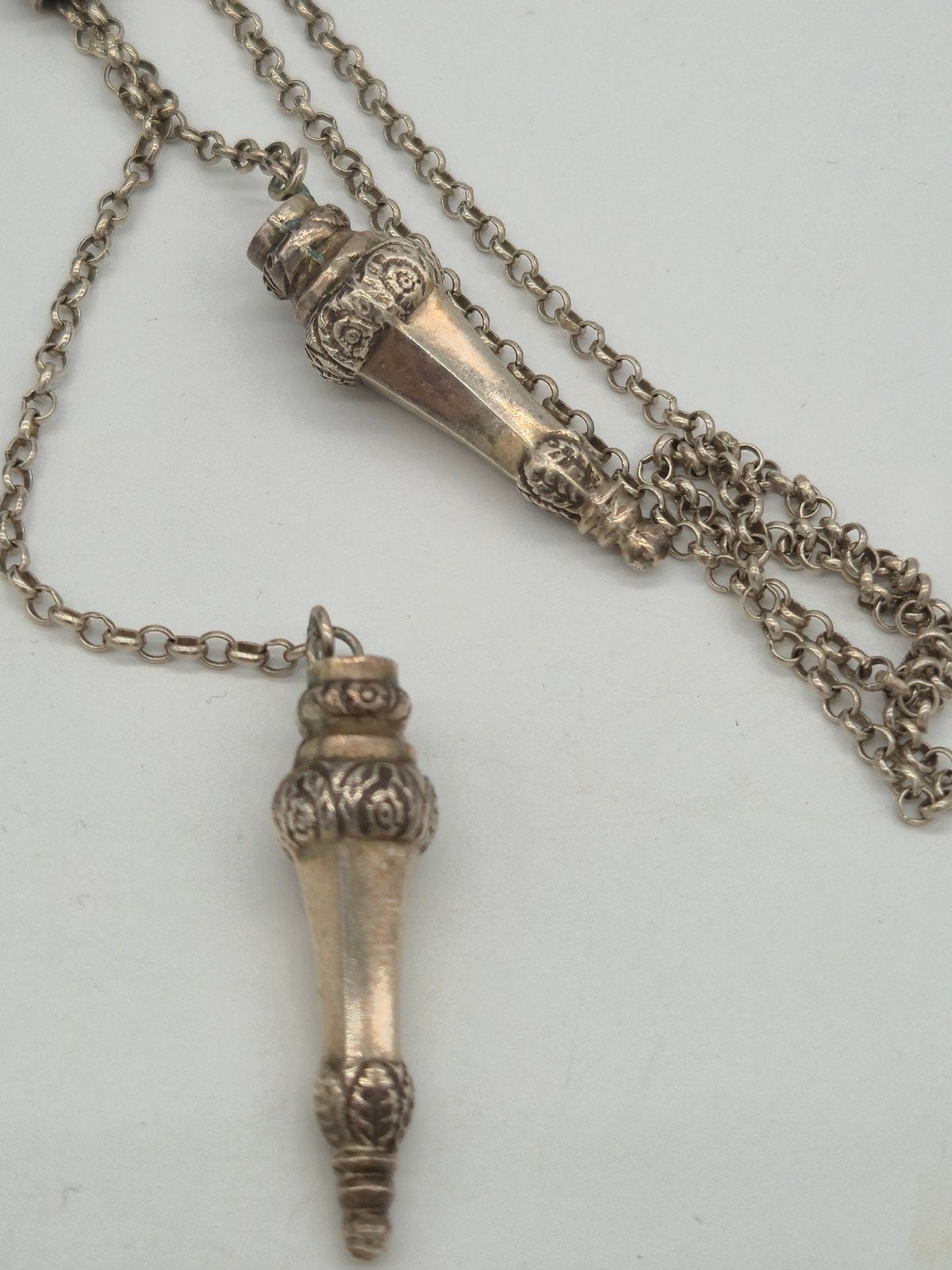 Antieke zilveren breipenbeschermers aan jasseron ketting, Verzenden, Zilver, Ketting