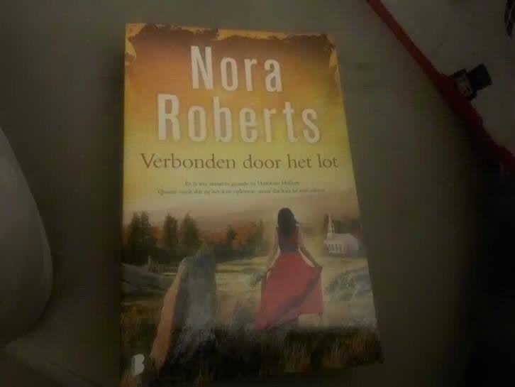 Nora Roberts - Verbonden door het lot, Gelezen, Europa overig, Ophalen of Verzenden, Nora Roberts