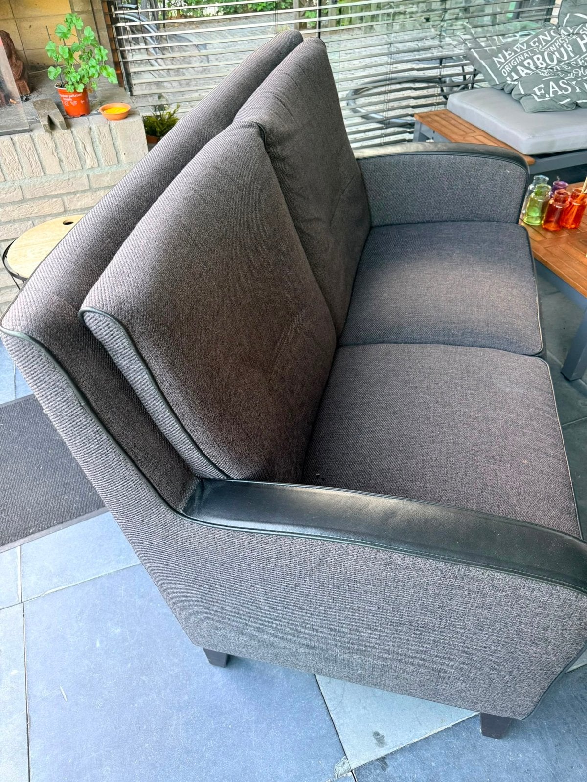 Comfortabele tweepersoonsbank - Grijs met leeraccenten, Gebruikt, 150 tot 200 cm, Tweepersoons, 75 tot 100 cm