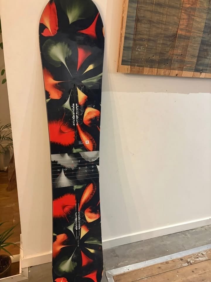Burton Deja Vu 152 Flying V Snowboard met bindingen, Ophalen of Verzenden, Gebruikt, Board